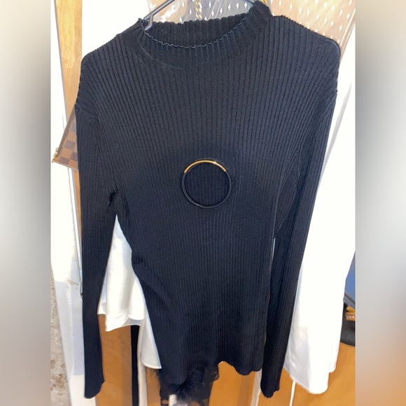 Black key hole knit top